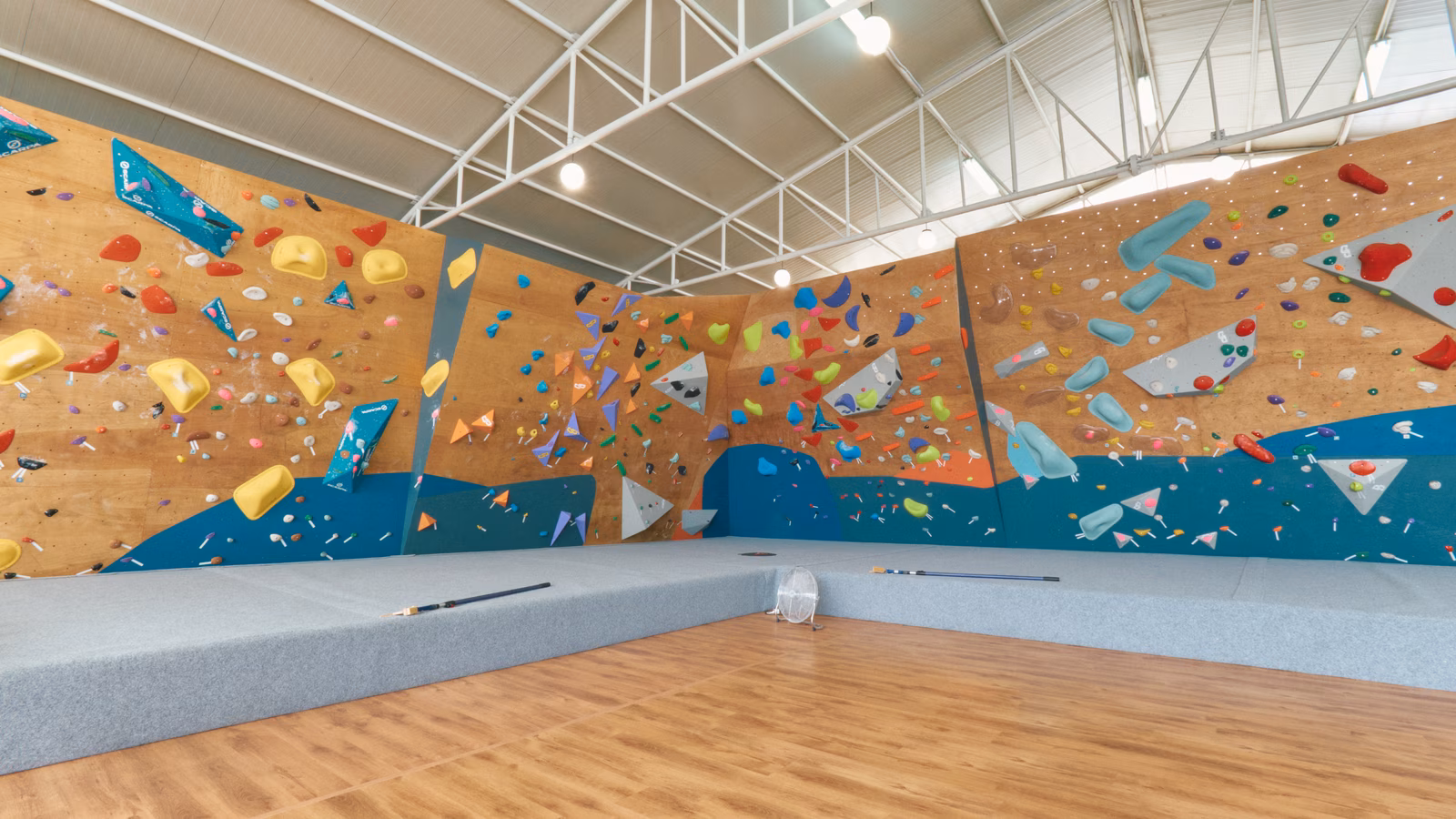 Sala boulder di Double Dyno a Cagliari con pareti a diverse pendenze e materassoni